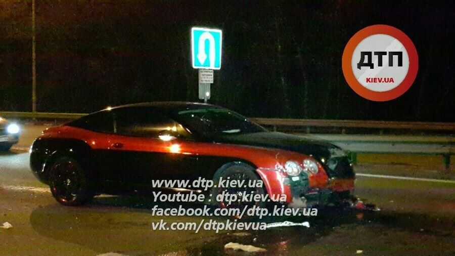 В Киеве женщина-водитель протаранила Bentley