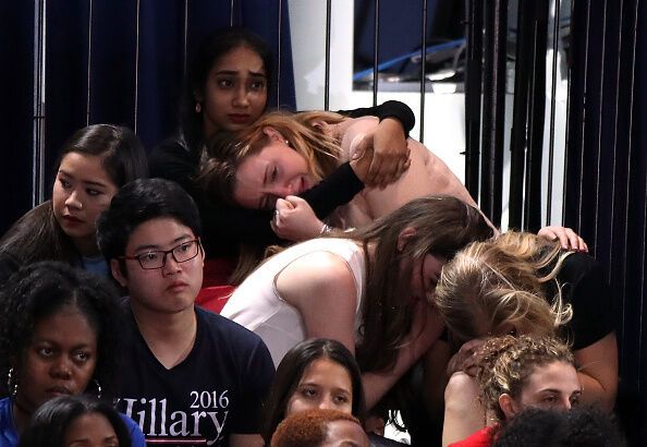 Судный день: в США сторонники Клинтон начали оплакивать поражение демократа на выборах. Опубликованы фото и видео