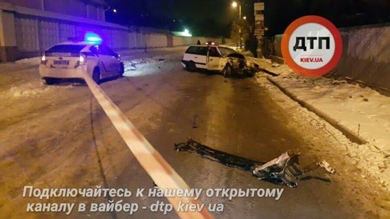 В Киеве пьяный водитель "с разгона" протаранил столб: шокирующие фото ДТП