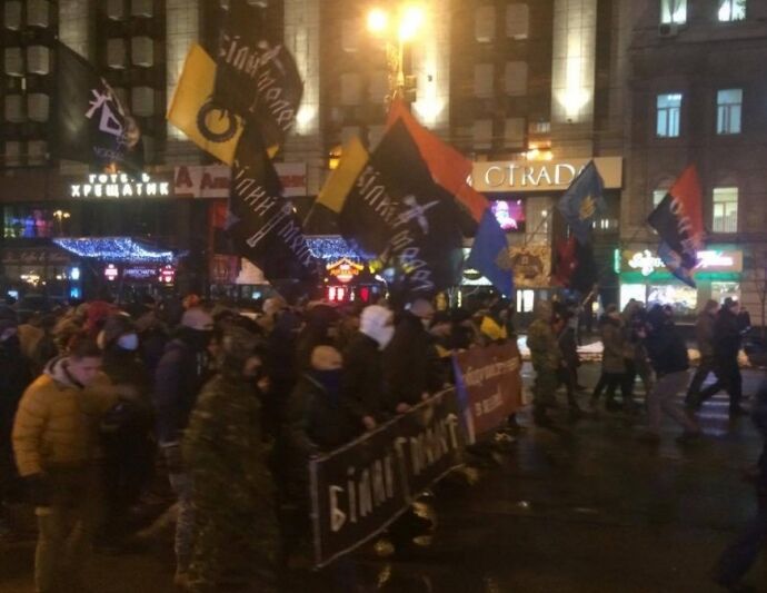 С файерами, дымовыми шашками и снежками: в центре Киева состоялся марш националистов