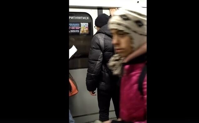 В киевском метро девочка-попрошайка обматерила пассажиров: опубликовано видео 