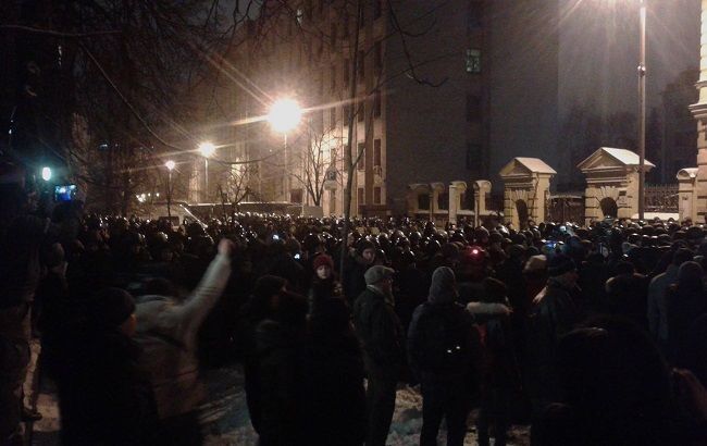 З фаєрами, димовими шашками і сніжками: у центрі Києва відбувся марш націоналістів