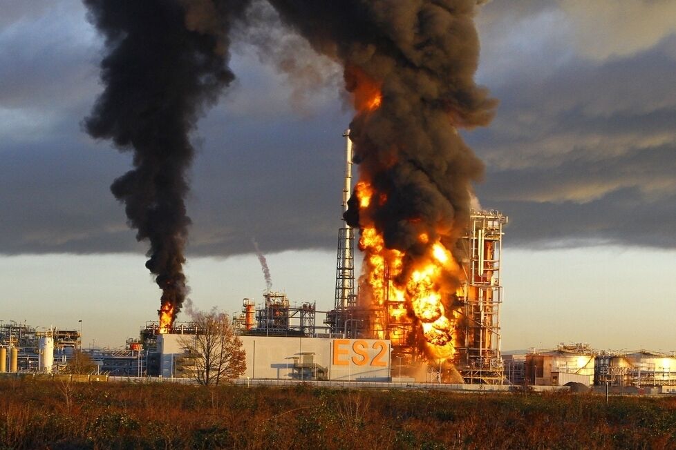 В Италии взорвался нефтеперерабатывающий завод: опубликованы фото и видео