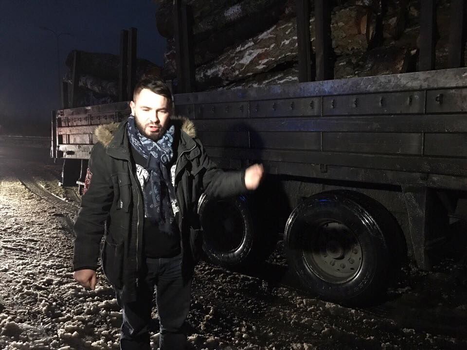 "Не дадим грабить украинцев": нардепы заблокировали в Здолбунове контрабанду кругляка
