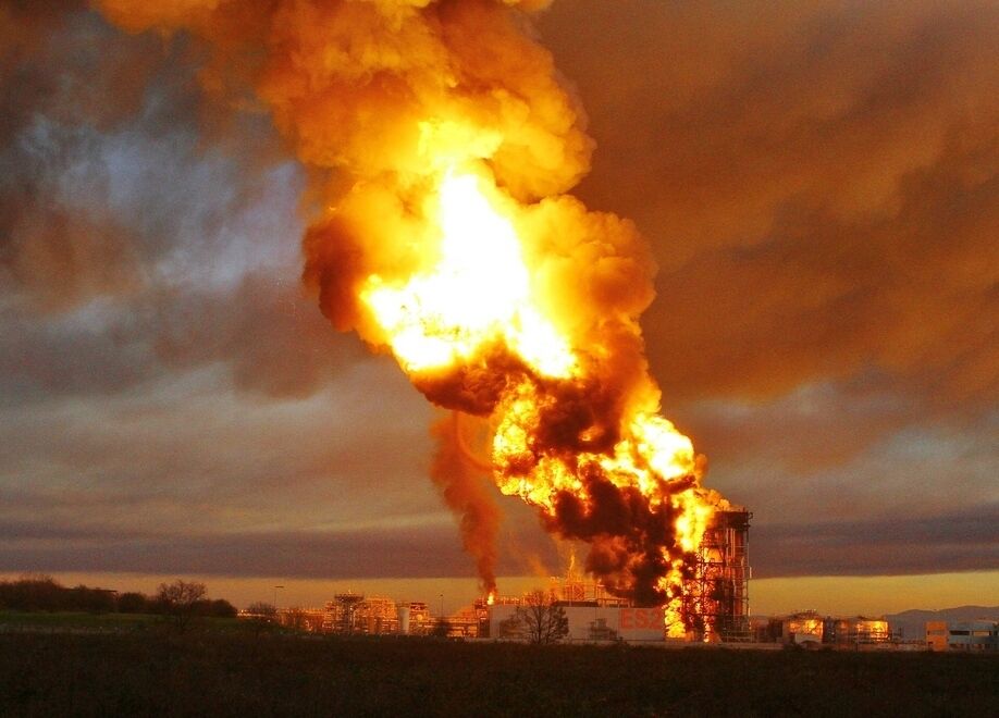 В Италии взорвался нефтеперерабатывающий завод: опубликованы фото и видео