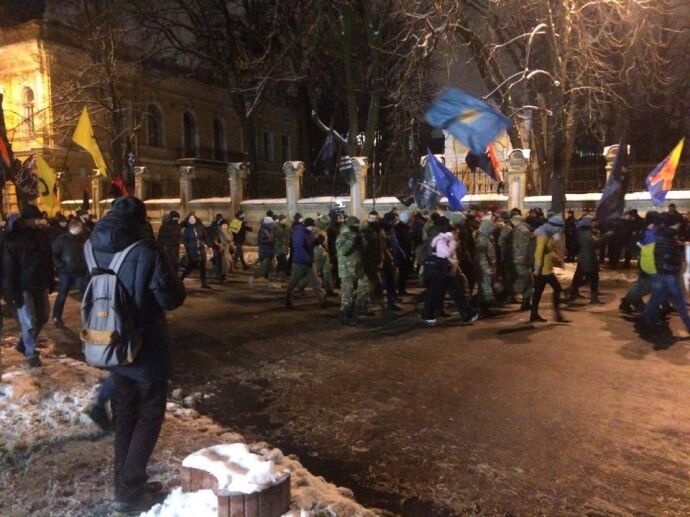С файерами, дымовыми шашками и снежками: в центре Киева состоялся марш националистов