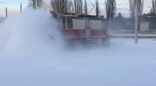 В сети появилось видео с трамваем, который расчищает снег в Киеве