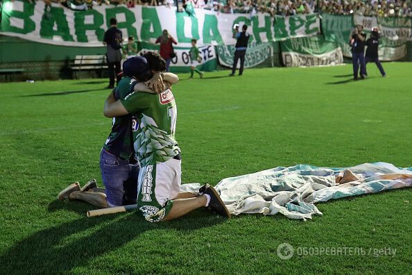 В Бразилии трогательно попрощались с погибшей в авиакатастрофе командой "Шапекоэнсе": опубликованы фото и видео