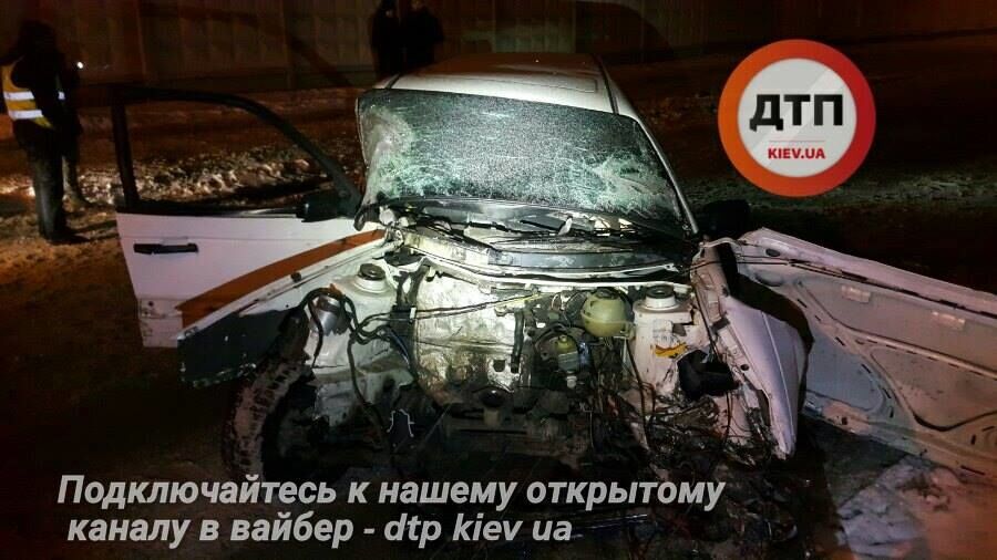 В Киеве пьяный водитель "с разгона" протаранил столб: шокирующие фото ДТП