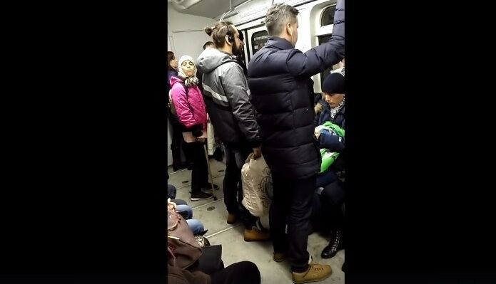 В киевском метро девочка-попрошайка обматерила пассажиров
