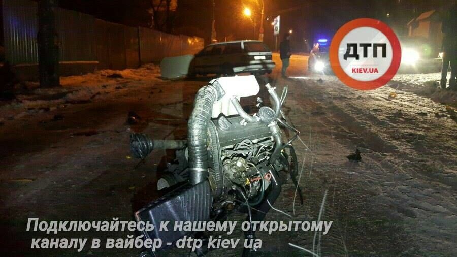В Киеве пьяный водитель "с разгона" протаранил столб: шокирующие фото ДТП