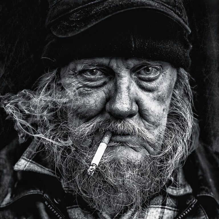 Такие же люди: фотограф показал душу бездомных в пронзительных снимках