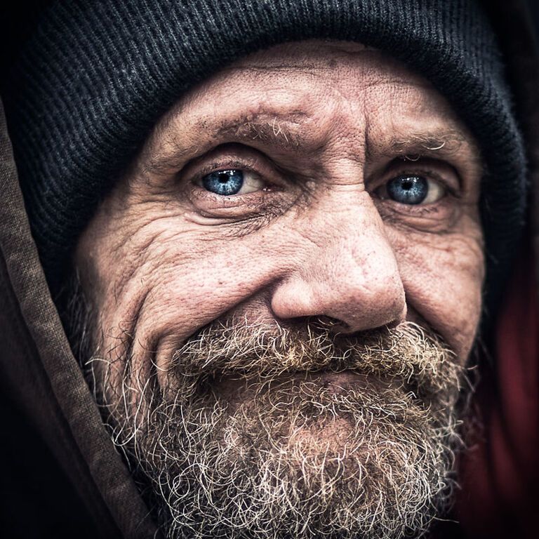 Такие же люди: фотограф показал душу бездомных в пронзительных снимках