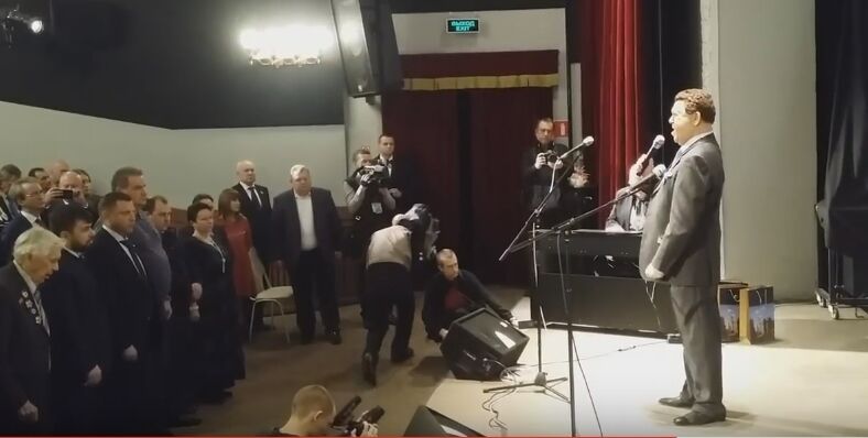 Убийство Моторолы: Кобзон в Москве поднял зал в память о террористе