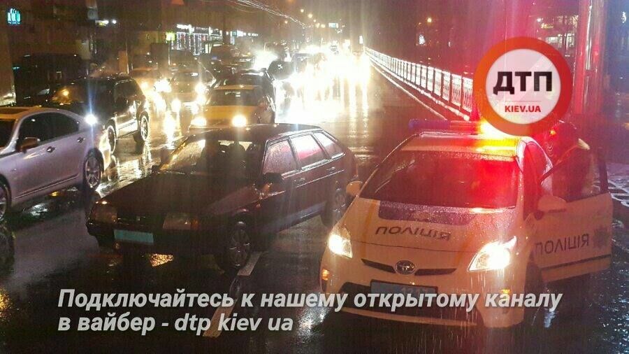 Машина "влетела" в трамвай: появились фото с места серьезного ДТП в Киеве