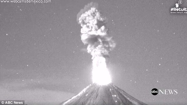 Огонь и пепел: опубликованы впечатляющие фото и видео нового извержения вулкана в Мексике