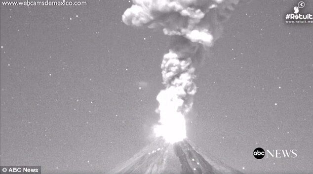 Огонь и пепел: опубликованы впечатляющие фото и видео нового извержения вулкана в Мексике