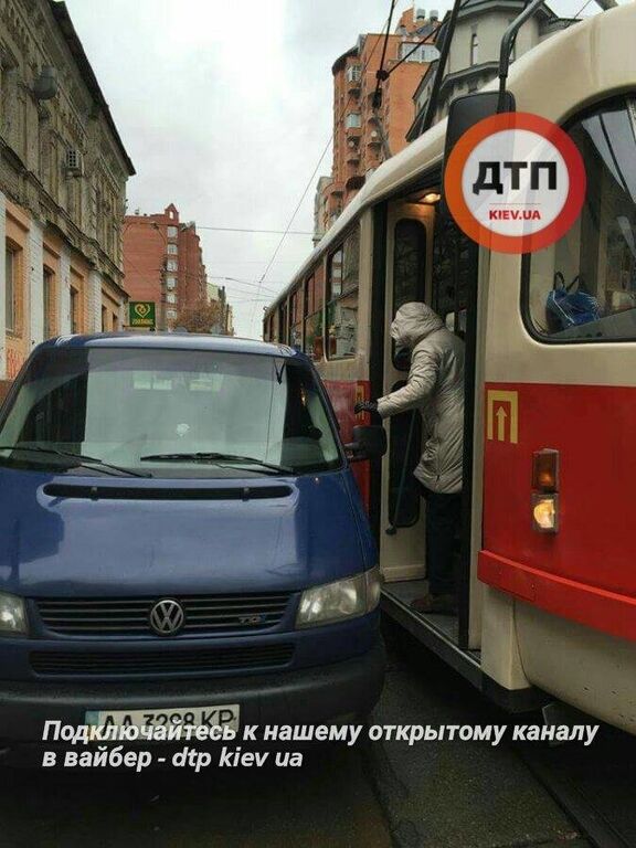 В Киеве бус парализовал движение трамваев: фотофакт