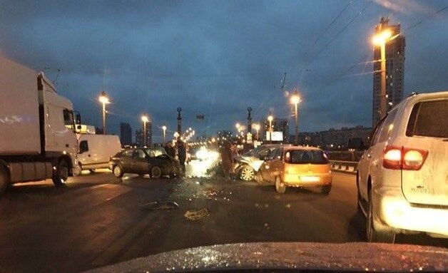 В Киеве на мосту Патона произошло три ДТП: опубликованы фото