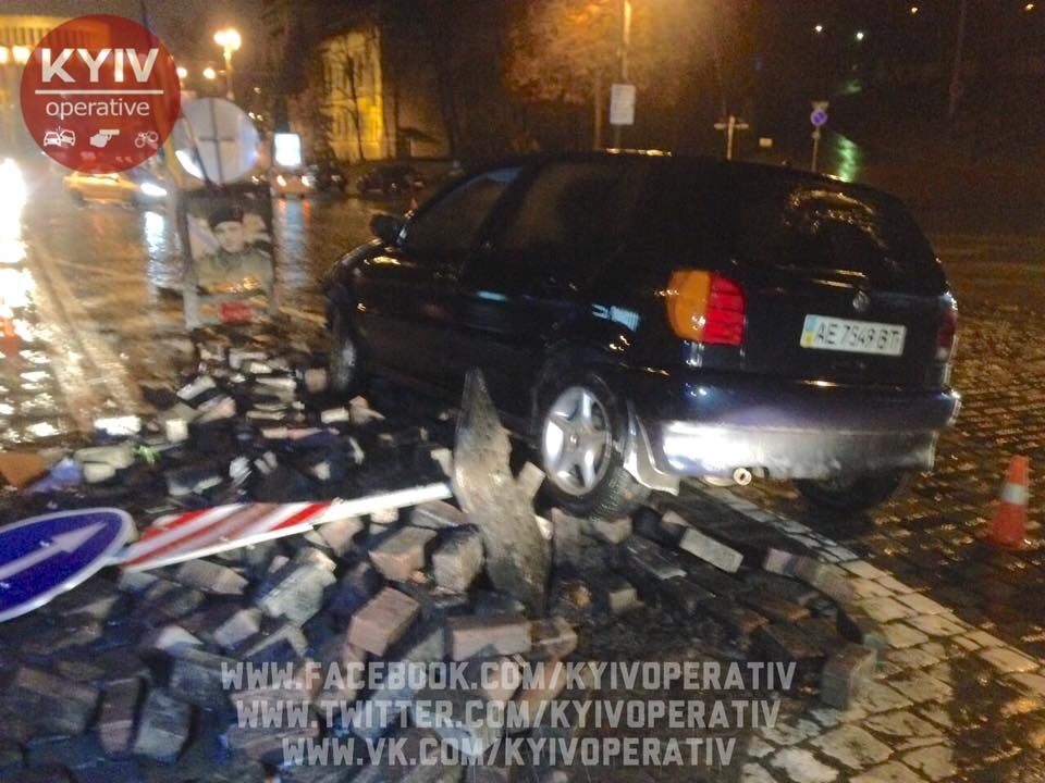 В центре Киева случилось новое ДТП со знаковым памятником: в сети негодуют