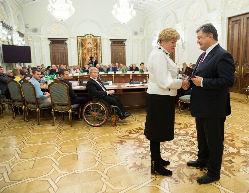 За социальную защиту: Порошенко наградил людей, помогающих инвалидам