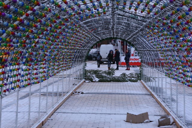 В Киеве начали устанавливать новогоднее чертово колесо: опубликовано фото