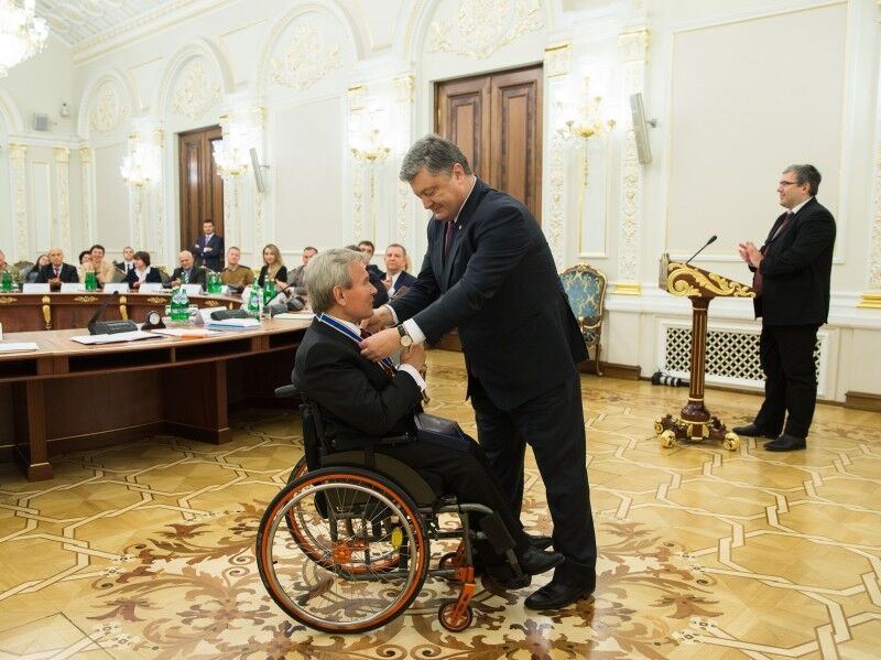 За социальную защиту: Порошенко наградил людей, помогающих инвалидам