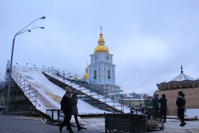 В Киеве начали устанавливать новогоднее чертово колесо: опубликовано фото