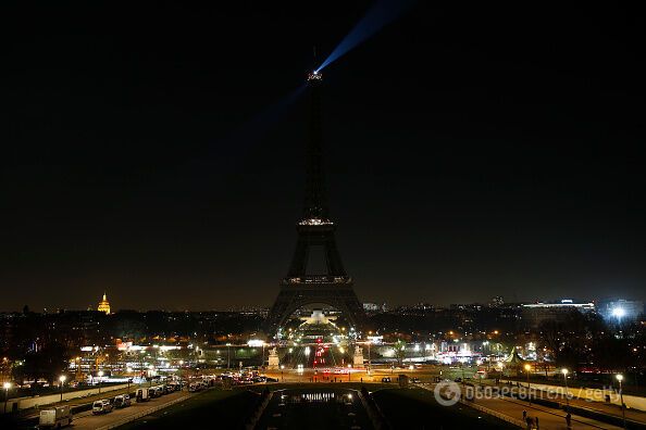 Эйфелева башня погасла: в Париже поддержали жителей Алеппо. Опубликованы фото и видео