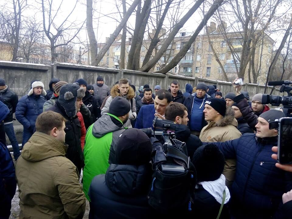 Сепар, с*ука: в Киеве "разукрасили" кабинет чиновника, избившего героя Майдана