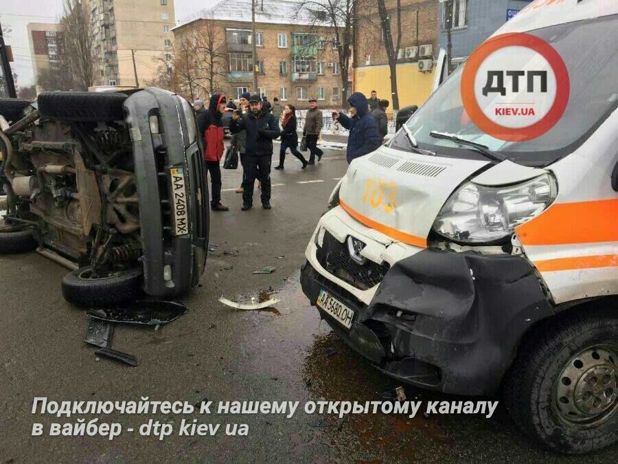 В Киеве произошло ДТП со скорой: опубликованы фото 