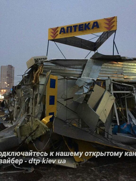 У Києві трактором знесли ринок
