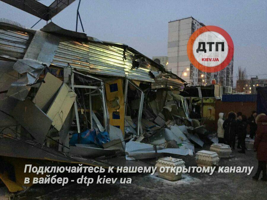 В Киеве трактором снесли рынок: опубликованы фото