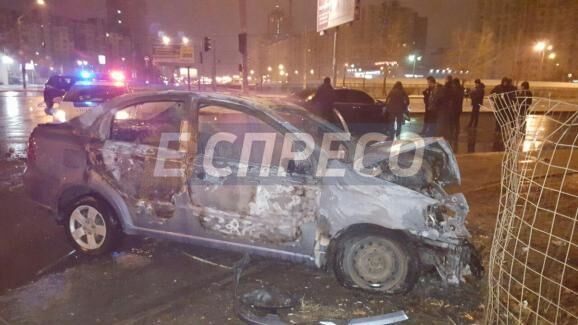 В Киеве Chrysler врезался в такси: машина сгорела