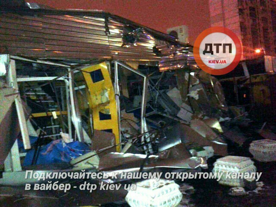 В Киеве трактором снесли рынок: опубликованы фото