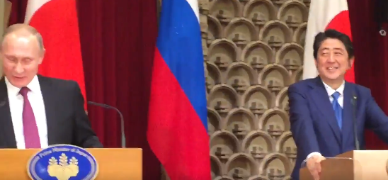 Любит горячее: Путин развеселил Абэ признанием о японской водке. Видеофакт