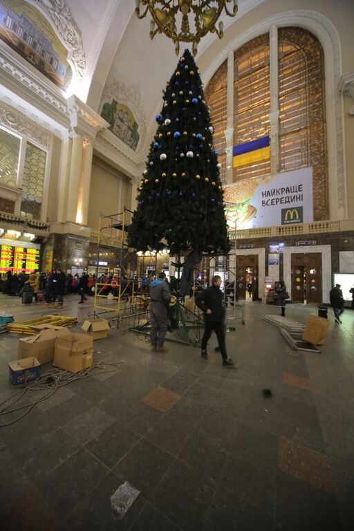 В соцсети появились фото главной елки киевского ж/д вокзала
