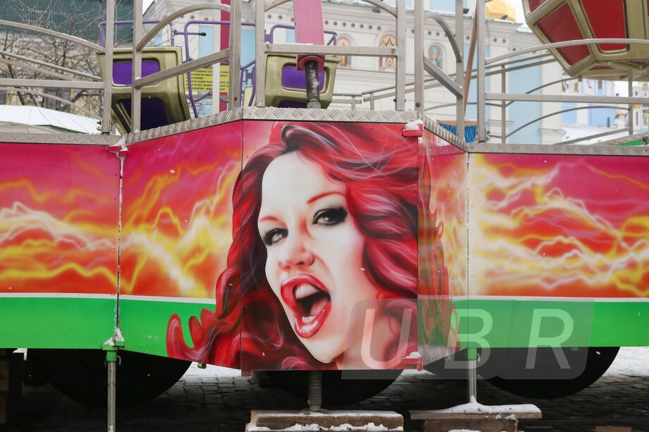 Новогоднее колесо обозрения в Киеве украсили вульгарными девушками: фотофакт