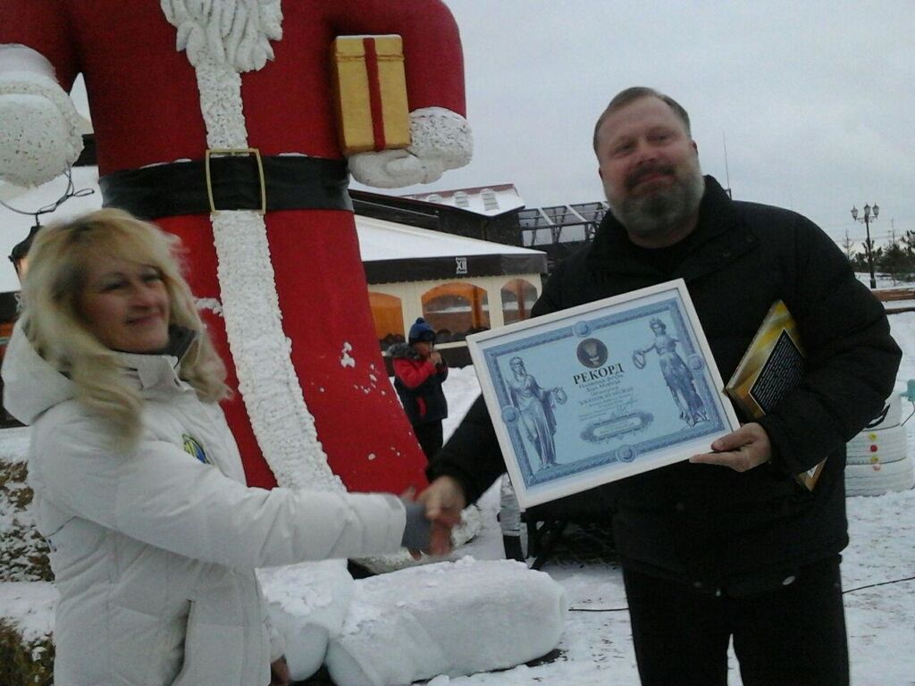 Под Киевом появился 4-метровый Дед Мороз: опубликованы фото и видео