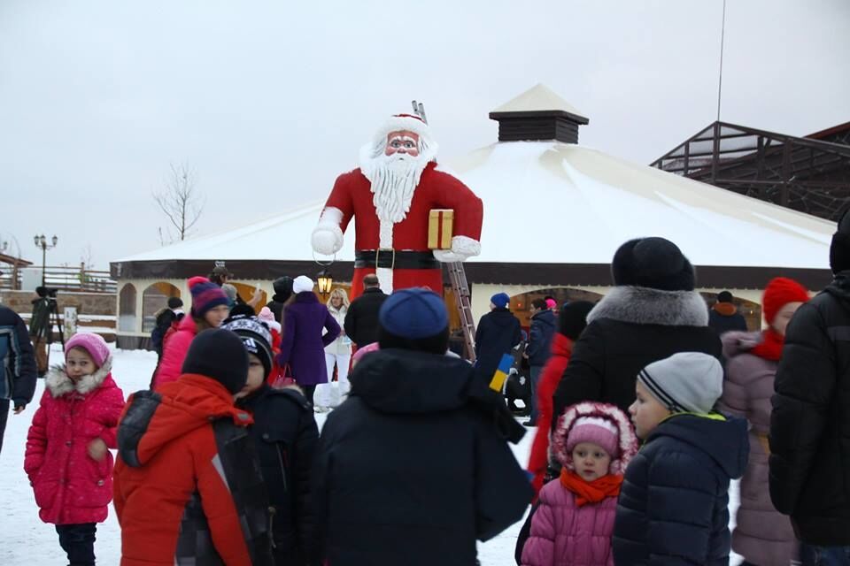 Под Киевом появился 4-метровый Дед Мороз: опубликованы фото и видео