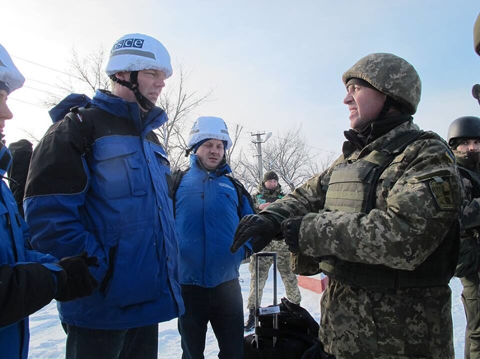 Представителю ОБСЕ показали снаряд, которым террористы "накрыли" КПВВ на Донбассе