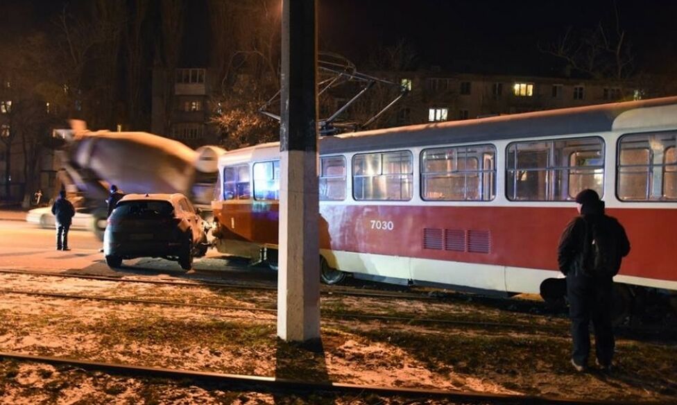 В Одессе трамвай слетел с рельсов и протаранил припаркованную машину