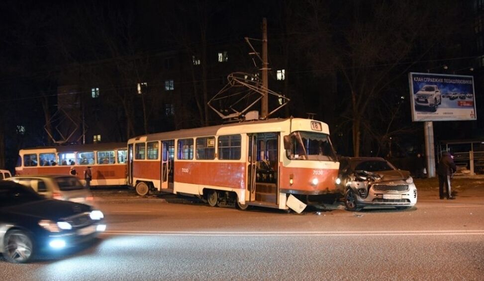 В Одессе трамвай слетел с рельсов и протаранил припаркованную машину
