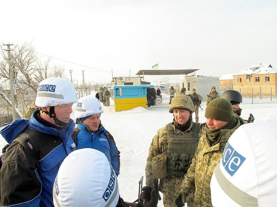 Представителю ОБСЕ показали снаряд, которым террористы "накрыли" КПВВ на Донбассе