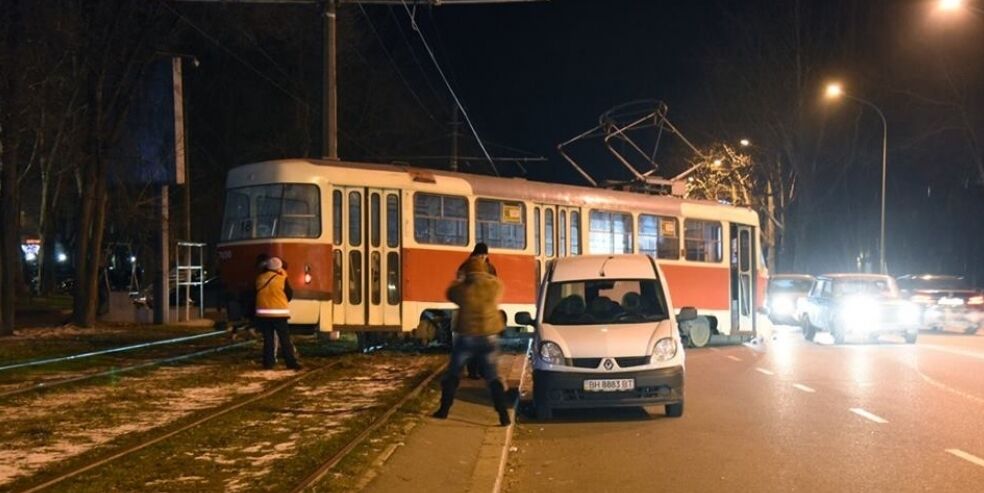 В Одесі трамвай злетів із рейок і протаранив припарковану машину