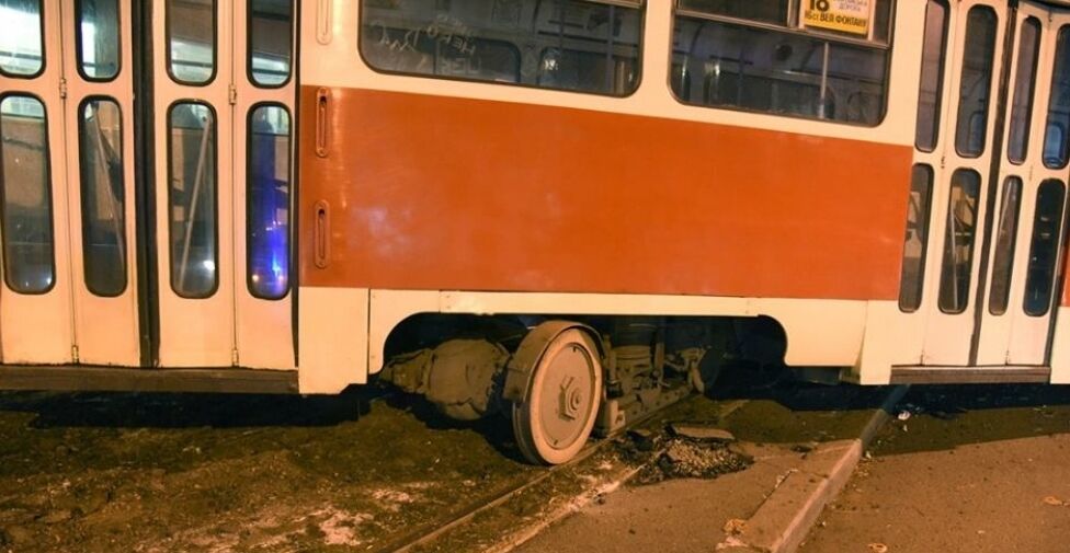 В Одесі трамвай злетів із рейок і протаранив припарковану машину