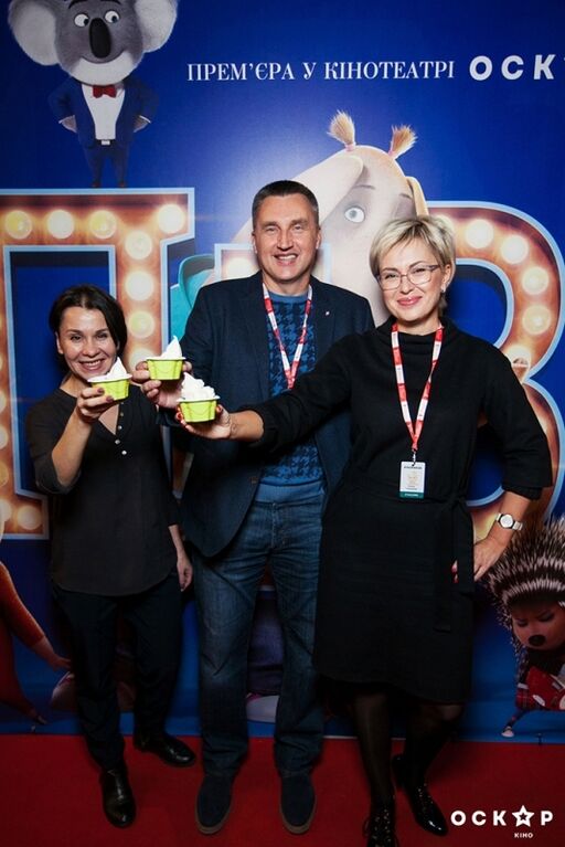 Снежана Егорова, Юрий Горбунов и Анна Добрыднева побывали на премьере комедии "Пой"