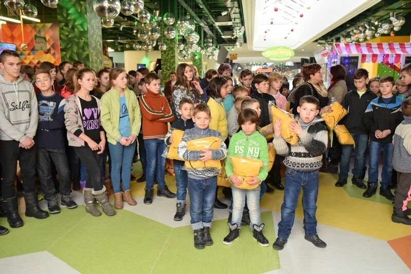 Фонд Ахметова обеспечит подарками 140 тысяч детей