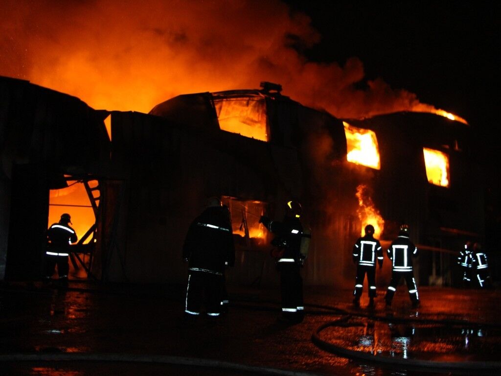 Масштабна пожежа в Києві: згорів склад із цукром 