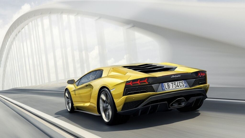 Lamborghini Aventador S: итальянцы рассекретили 740-сильный суперкар